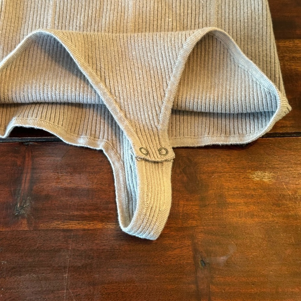 NWT Abercrombie & Fitch Ribbed Long Sleeve Bodysuit Small Taupe Sweetheart Neck - Picture 5 of 8